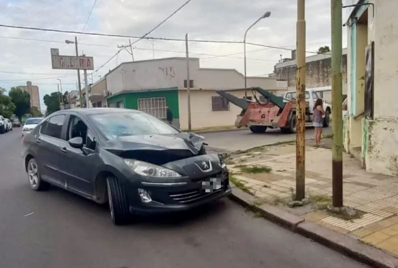 Lo enga llevndolo a un motel, lo encerr y le rob el auto